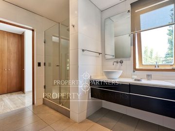 Casa vanguardista estilo mediterráneo en exclusivo condominio Lomas de La Dehesa