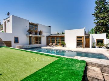 Casa vanguardista estilo mediterráneo en exclusivo condominio Lomas de La Dehesa