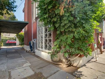 Venta de tres casas juntas frente al Estadio Español
