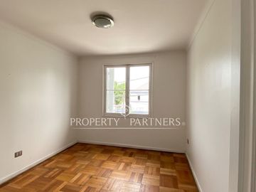 Venta de tres casas juntas frente al Estadio Español
