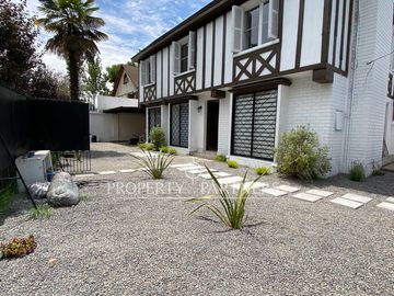 Venta de tres casas juntas frente al Estadio Español