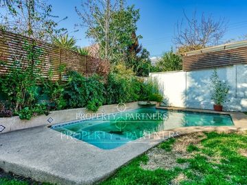 Linda y moderna casa en venta, excelente estado y ubicación privilegiada, en el corazón de Peñalolén