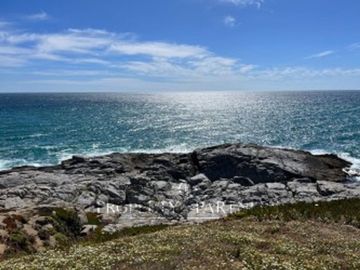 Terreno en primera línea al mar para desarrollo inmobiliario.