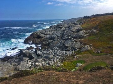 Terreno en primera línea al mar para desarrollo inmobiliario.