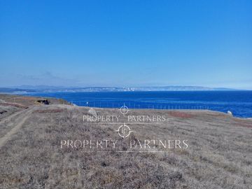 Terreno en primera línea al mar para desarrollo inmobiliario.