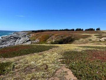 Terreno en primera línea al mar para desarrollo inmobiliario.