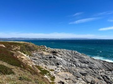 Terreno en primera línea al mar para desarrollo inmobiliario.