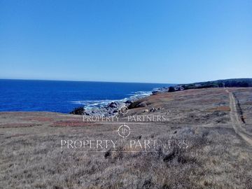 Terreno en primera línea al mar para desarrollo inmobiliario.