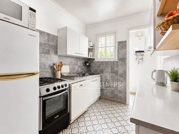Amplio terreno y gran potencial: casa de 2 pisos para remodelar.