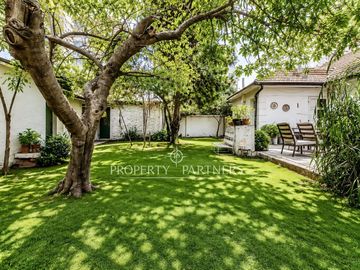 Amplio terreno y gran potencial: casa de 2 pisos para remodelar.