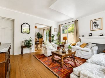 Amplio terreno y gran potencial: casa de 2 pisos para remodelar.