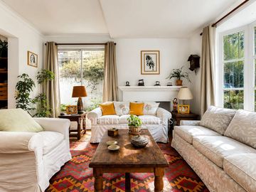 Amplio terreno y gran potencial: casa de 2 pisos para remodelar.