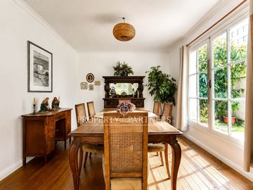 Amplio terreno y gran potencial: casa de 2 pisos para remodelar.