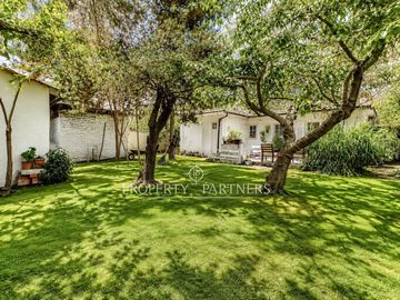 Amplio terreno y gran potencial: casa de 2 pisos para remodelar.