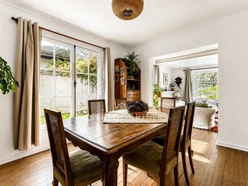 Amplio terreno y gran potencial: casa de 2 pisos para remodelar.