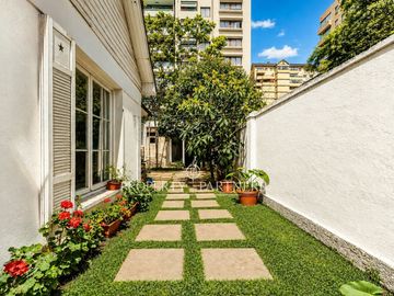 Amplio terreno y gran potencial: casa de 2 pisos para remodelar.