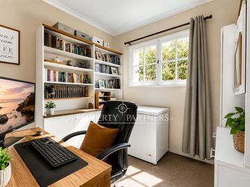 Amplio terreno y gran potencial: casa de 2 pisos para remodelar.