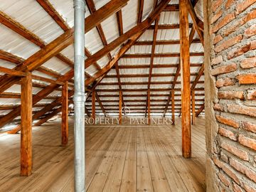 Amplio terreno y gran potencial: casa de 2 pisos para remodelar.