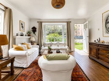 Amplio terreno y gran potencial: casa de 2 pisos para remodelar.