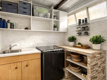 Amplio terreno y gran potencial: casa de 2 pisos para remodelar.