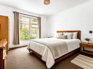 Amplio terreno y gran potencial: casa de 2 pisos para remodelar.