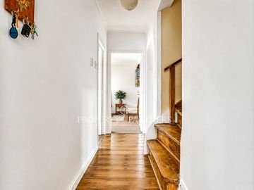 Amplio terreno y gran potencial: casa de 2 pisos para remodelar.