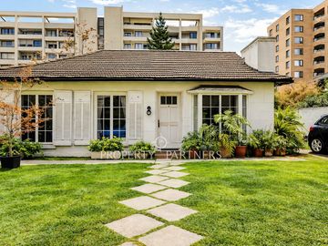 Amplio terreno y gran potencial: casa de 2 pisos para remodelar.