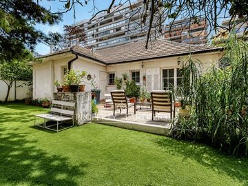 Amplio terreno y gran potencial: casa de 2 pisos para remodelar.