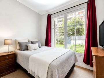 Amplio terreno y gran potencial: casa de 2 pisos para remodelar.