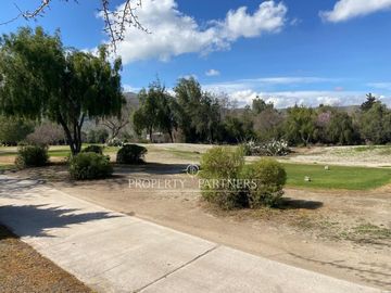 Terreno en Las Brisas de Chicureo, orilla de cancha