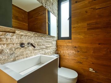 Moderna casa en condominio en barrio exclusivo