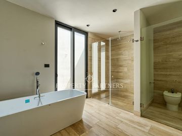 Moderna casa en condominio en barrio exclusivo