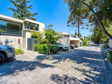 Moderna casa en condominio en barrio exclusivo