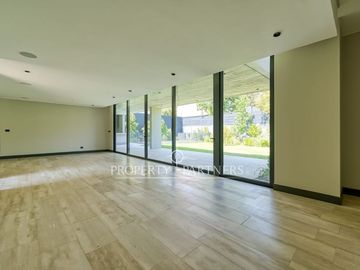 Moderna casa en condominio en barrio exclusivo