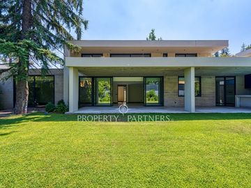 Moderna casa en condominio en barrio exclusivo