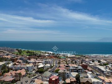 Exclusiva casa mediterránea, con piscina y vista panorámica a la costa, arquitecto Marcelo Rossi