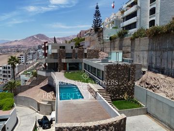 Exclusiva casa mediterránea, con piscina y vista panorámica a la costa, arquitecto Marcelo Rossi