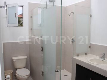 Venta de Casa en lomas de Angelopolis cluster 777 con jardin
