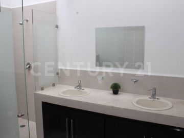 Venta de Casa en lomas de Angelopolis cluster 777 con jardin