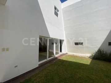 Venta de Casa en lomas de Angelopolis cluster 777 con jardin