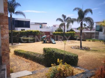 Venta de Casa en lomas de Angelopolis cluster 777 con jardin