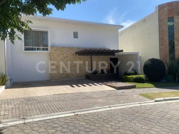Venta de Casa en lomas de Angelopolis cluster 777 con jardin