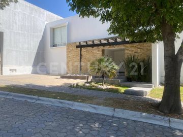Venta de Casa en lomas de Angelopolis cluster 777 con jardin