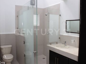 Venta de Casa en lomas de Angelopolis cluster 777 con jardin