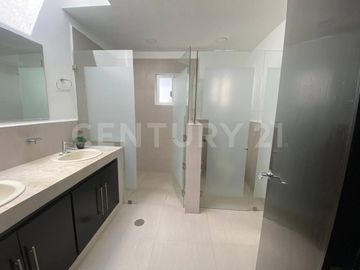 Venta de Casa en lomas de Angelopolis cluster 777 con jardin