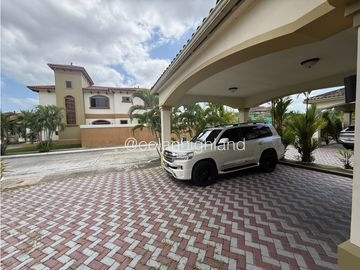 Venta o Alquiler Casa en El Doral, Costa Sur