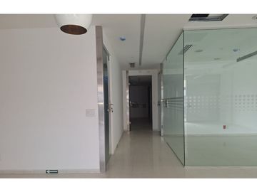 ALQUILER LOCAL COMERCIAL EN PLAZA COMERCIAL AV. 12 DE OCTUBRE