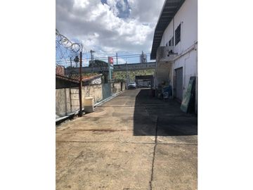 Venta edificio en Miraflores - Oficinas, bodega, y Parqueo de camiones