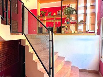 Casa en Venta en San José . 3 Dormitorios. 209 m2  Cubiertos. Centro.Cochera Doble. Departamento Adjunto