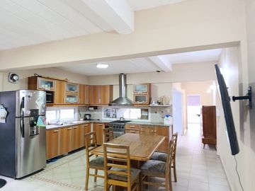 VENTA CASA 5 AMBIENTES C/PILETA VILLA UDAONDO